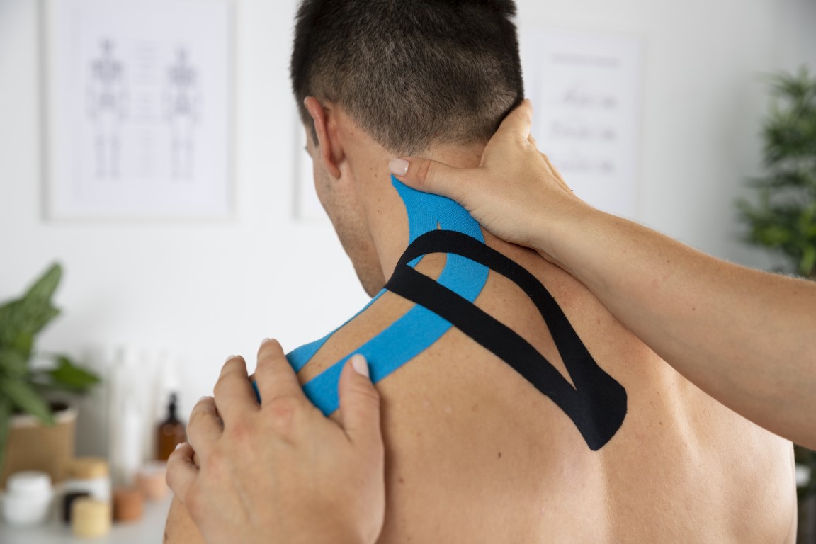 physiotherapist-elastic-medical-bandage